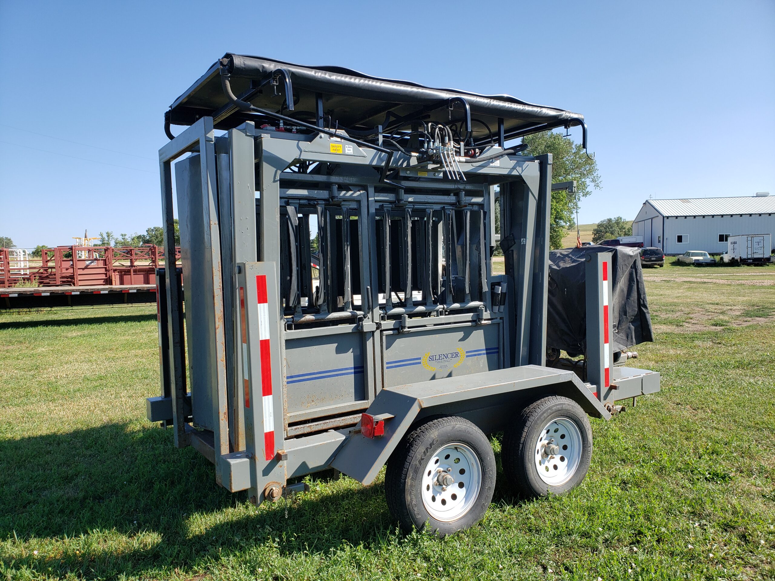 hydraulic lift with tarp rack